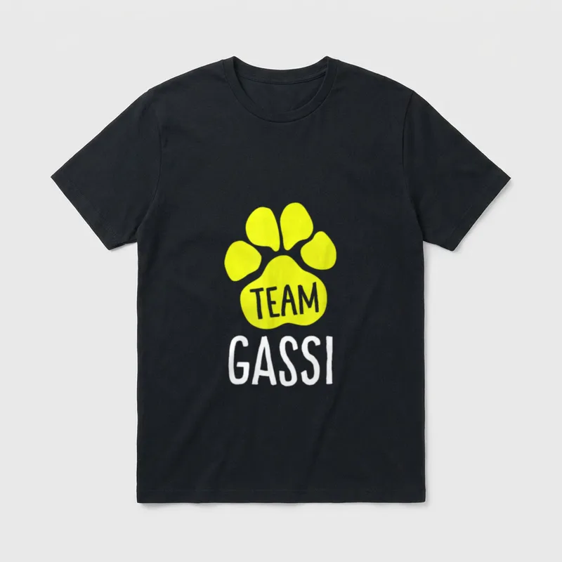 Hundebesitzer Team Gassi by T-Shirt – Gelber Pfotenabdruck mit Text TEAM GASSI – Klassisches T-Shirt in Schwarz