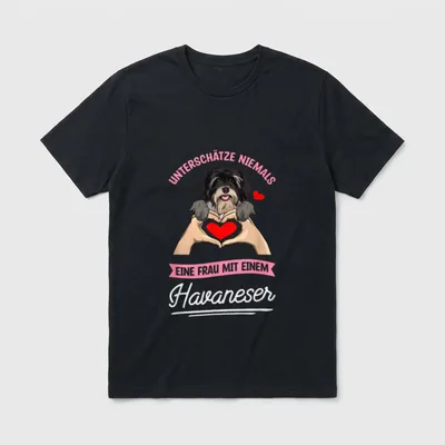 Unterschätze Niemals Eine Frau T-Shirt 0149 – Klassisches T-Shirt in Schwarz