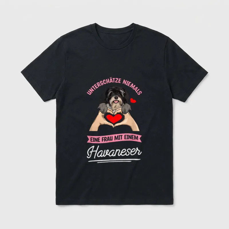 Unterschätze Niemals Eine Frau T-Shirt 0149 – Klassisches T-Shirt in Schwarz