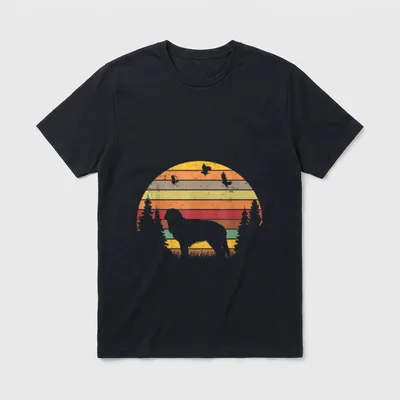 Hovawart Retro T-Shirt – Retro Hovawart Silhouette vor buntem Sunset mit Fliegern und Bäumen – Klassisches T-Shirt in Schwarz