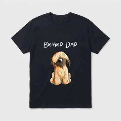 Briard Dad Hundemotiv I T-Shirt – Sitzender Berger de Brie mit BRIARD DAD Schriftzug – Klassisches T-Shirt in Schwarz