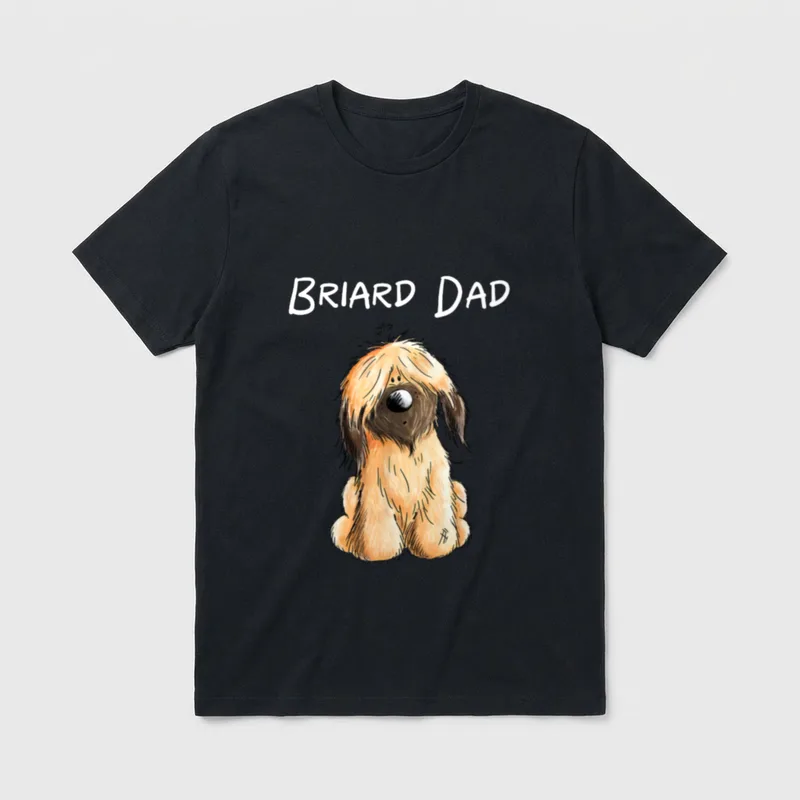 Briard Dad Hundemotiv I T-Shirt – Sitzender Berger de Brie mit BRIARD DAD Schriftzug – Klassisches T-Shirt in Schwarz