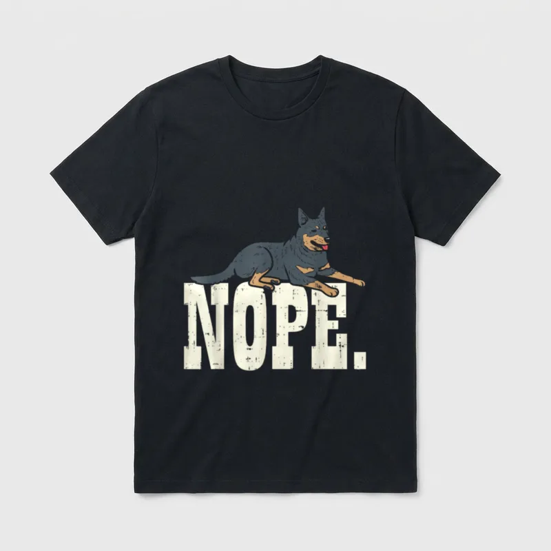 Nope Heeler Animal Pet T-Shirt – Australian Cattle Dog liegt über dem weißen Schriftzug NOPE – Klassisches T-Shirt in Schwarz