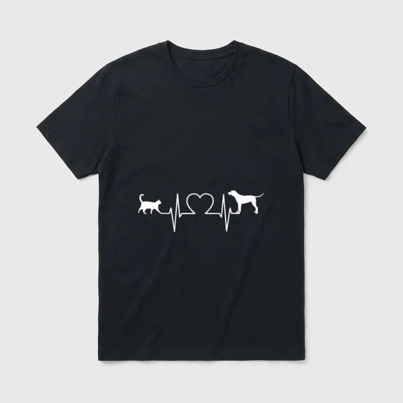 Katze und Hund mit EKG T-Shirt – Klassisches T-Shirt in Schwarz