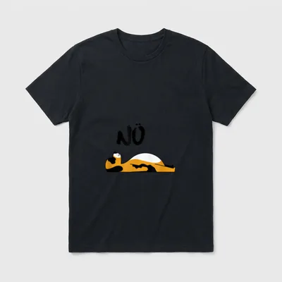 Yoga Katze oder Hund T-Shirt – Liegende orange-schwarze Katze mit dem Wort NÖ darüber – Klassisches T-Shirt in Schwarz