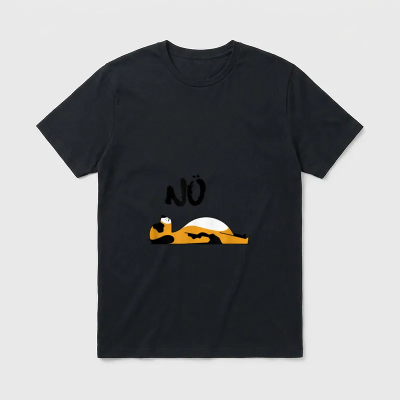 Yoga Katze oder Hund T-Shirt – Liegende orange-schwarze Katze mit dem Wort NÖ darüber – Klassisches T-Shirt in Schwarz