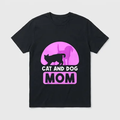 Katze Und Hund Mama T-Shirt – Cat and Dog Mom Text mit grauer Katze und rosa Hund Silhouette – Klassisches T-Shirt in Schwarz