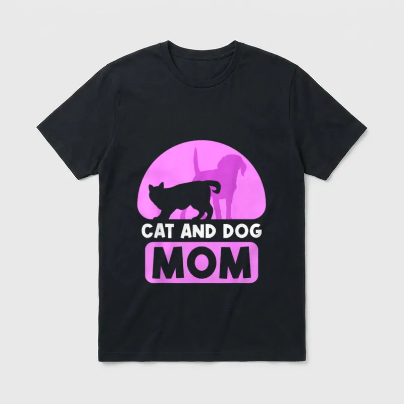 Katze Und Hund Mama T-Shirt – Cat and Dog Mom Text mit grauer Katze und rosa Hund Silhouette – Klassisches T-Shirt in Schwarz