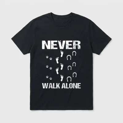 Hund Pferd Reiter Never T-Shirt – Schriftzug NEVER WALK ALONE mit Pfoten, Füßen und Hufeisen – Klassisches T-Shirt in Schwarz