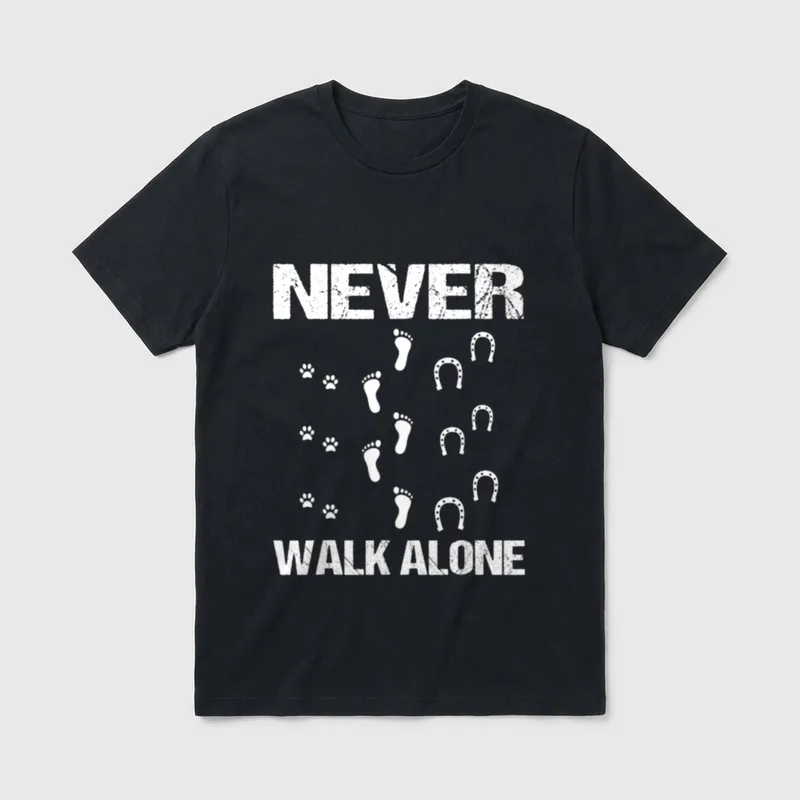 Hund Pferd Reiter Never T-Shirt – Schriftzug NEVER WALK ALONE mit Pfoten, Füßen und Hufeisen – Klassisches T-Shirt in Schwarz