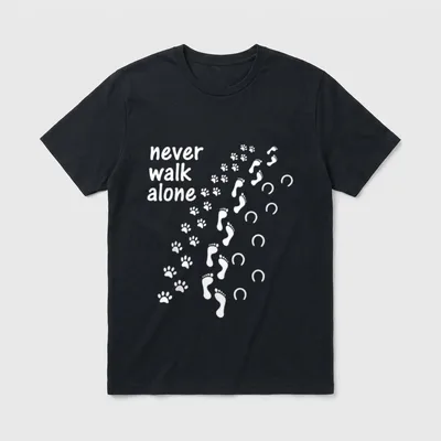 Never walk alone T-Shirt – Schriftzug never walk alone mit Pfoten, Fuß- und Hufspuren – Klassisches T-Shirt in Schwarz