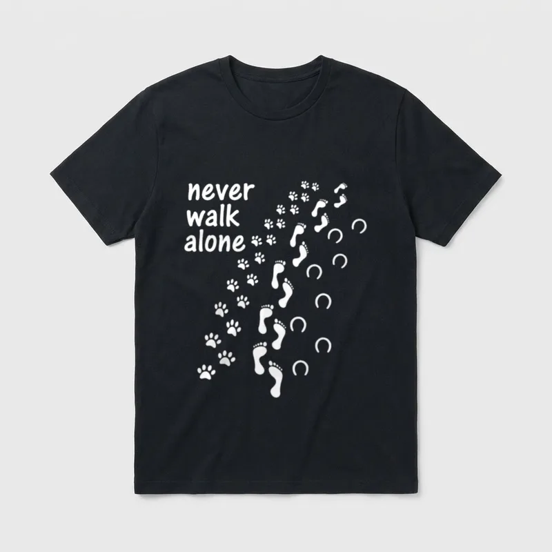 Never walk alone T-Shirt – Schriftzug never walk alone mit Pfoten, Fuß- und Hufspuren – Klassisches T-Shirt in Schwarz