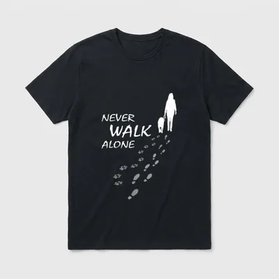 Hund Never Walk Alone T-Shirt – Klassisches T-Shirt in Schwarz