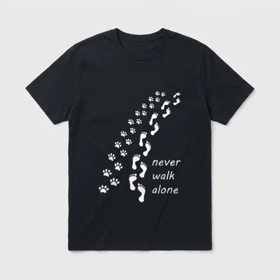 Never walk alone für Hundebesitzer T-Shirt – Klassisches T-Shirt in Schwarz