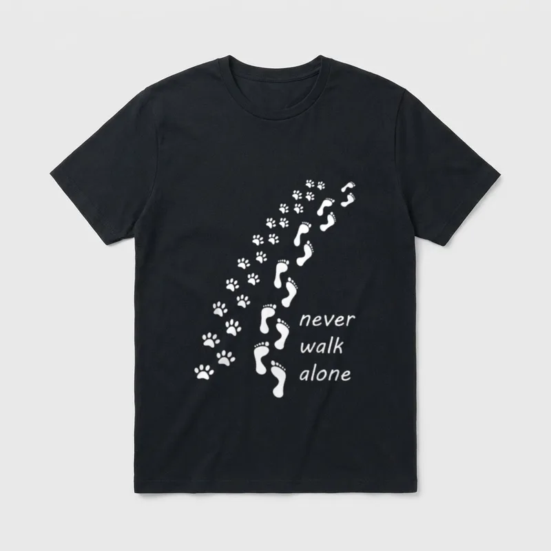 Never walk alone für Hundebesitzer T-Shirt – Klassisches T-Shirt in Schwarz