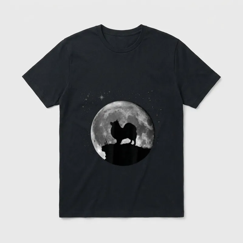 Deutscher Spitz Hunde T-Shirt – Hund-Silhouette vor Vollmond und Sternen in Schwarz-Weiß – Klassisches T-Shirt in Schwarz