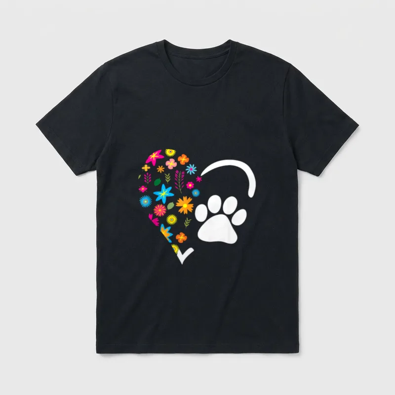 Hundepfote Blumenherz T-Shirt – Herzförmiges Design aus bunten Blumen und weißer Hundepfote – Klassisches T-Shirt in Schwarz