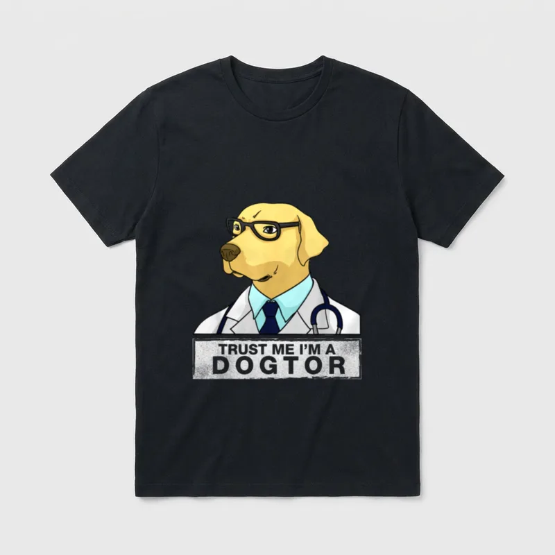 Trust Me I T-Shirt – Gelber Labrador als Tierarzt mit Brille und Stethoskop – Klassisches T-Shirt in Schwarz