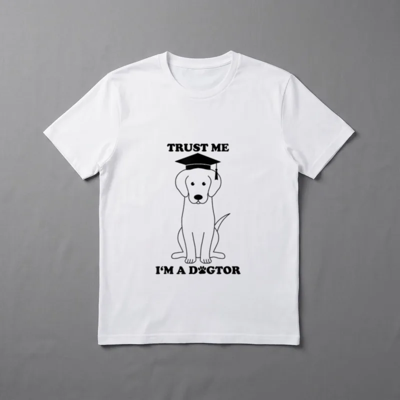 Trust me I'm a T-Shirt – Sitzender Hund mit Doktorhut und Text TRUST ME I‘M A DOGTOR – Klassisches T-Shirt in Schwarz