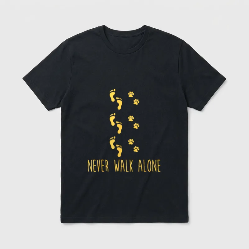 Hunde Never walk alone Pfoten T-Shirt – Klassisches T-Shirt in Schwarz