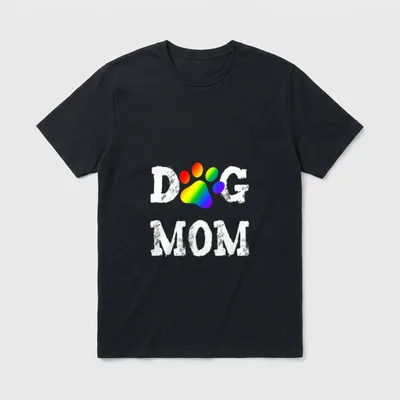 LGBT Hund Mama Lesben T-Shirt – DOG MOM Schriftzug mit regenbogenfarbener Hundefußpfote – Klassisches T-Shirt in Schwarz