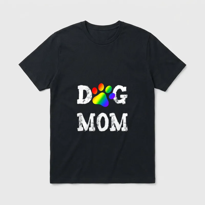 LGBT Hund Mama Lesben T-Shirt – DOG MOM Schriftzug mit regenbogenfarbener Hundefußpfote – Klassisches T-Shirt in Schwarz
