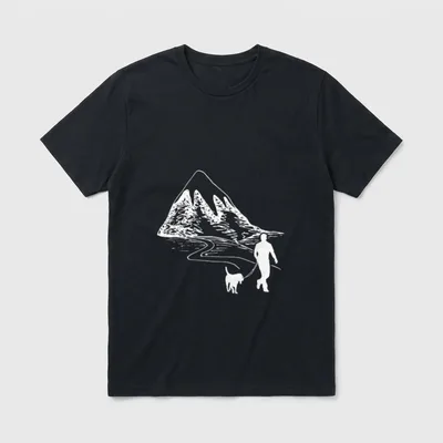 Lustiges Berge Hunde Wandern T-Shirt – Weißes Linienmotiv Wanderer mit Hund und Berggipfel – Klassisches T-Shirt in Schwarz