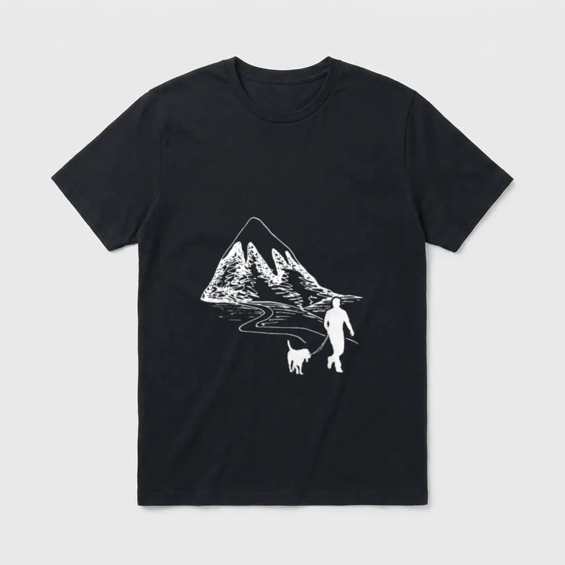 Lustiges Berge Hunde Wandern T-Shirt – Weißes Linienmotiv Wanderer mit Hund und Berggipfel – Klassisches T-Shirt in Schwarz