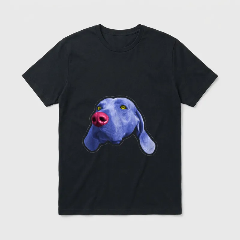 Bunter Hund John T-Shirt – Blauer Hundekopf mit roter Nase und gelben Augen im Sticker-Look – Klassisches T-Shirt in Schwarz