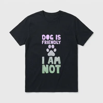 Dog Is Friendly I T-Shirt – Aufdruck Dog Is Friendly I Am Not mit lila-grünem Pfotenabdruck – Klassisches T-Shirt in Schwarz