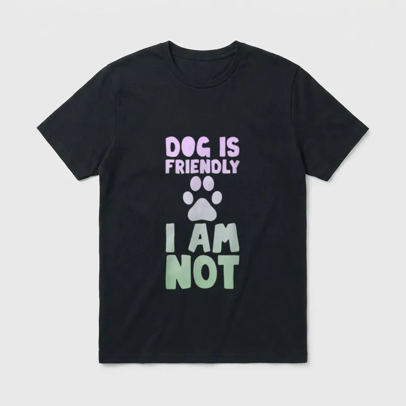 Dog Is Friendly I T-Shirt – Aufdruck Dog Is Friendly I Am Not mit lila-grünem Pfotenabdruck – Klassisches T-Shirt in Schwarz