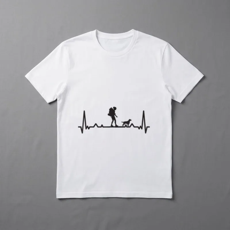 Herzschlag Bergsteiger mit Hund T-Shirt – Klassisches T-Shirt in Schwarz