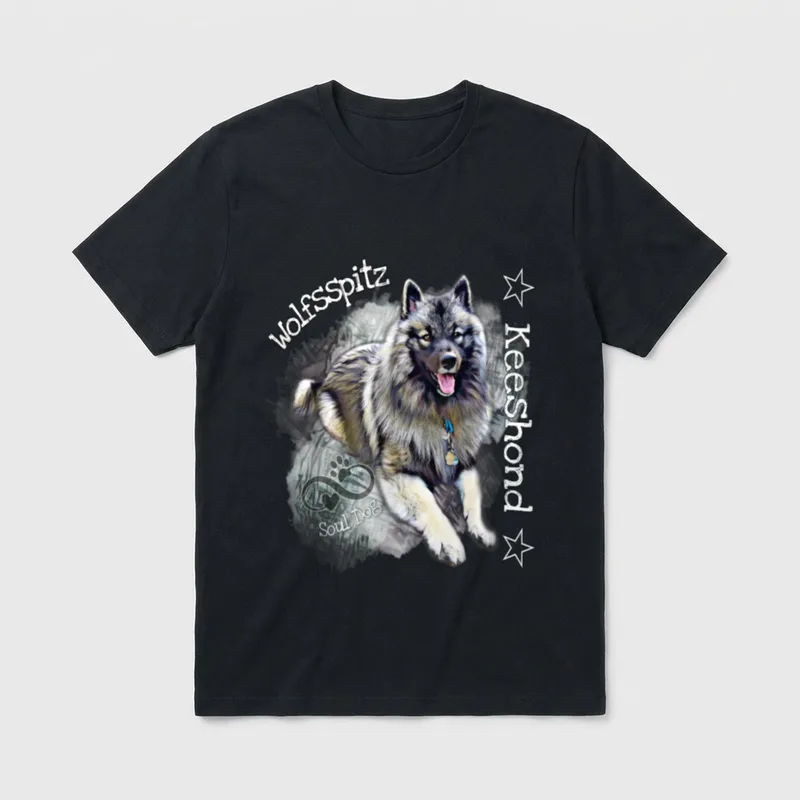 Wolfsspitz Soul Dog T-Shirt – Kees Hond lying down with Wolfsspitz and Soul Dog text – Klassisches T-Shirt in Schwarz