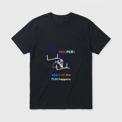 Dog Agility Hoopers with T-Shirt – Bearded Collie springt durch blaue Hoops mit buntem Text – Klassisches T-Shirt in Schwarz
