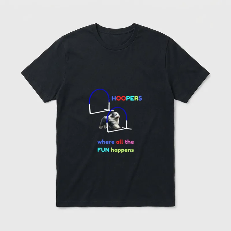 Dog Agility Hoopers with T-Shirt – Bearded Collie springt durch blaue Hoops mit buntem Text – Klassisches T-Shirt in Schwarz