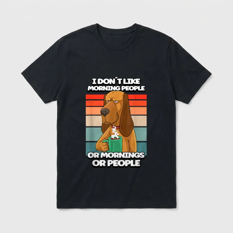 I Dont Like Morning T-Shirt – Müder brauner Hund hält grüne Kaffeetasse vor bunten Streifen – Klassisches T-Shirt in Schwarz