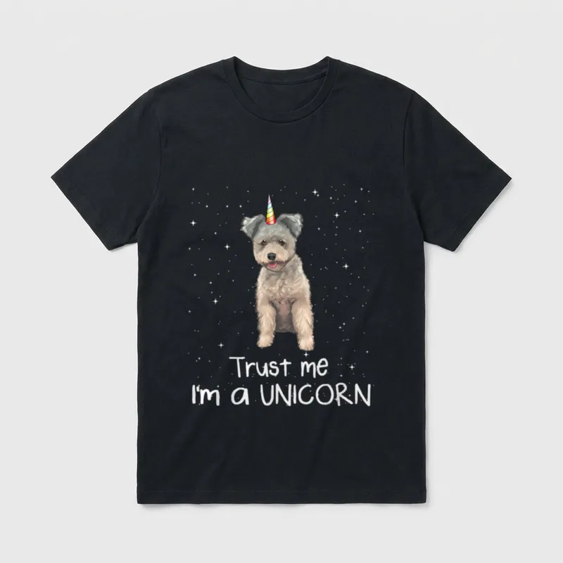 Pumi Trust Me Ich T-Shirt – Pumi Hund mit Regenbogenhorn und Text Trust me I'm a UNICORN – Klassisches T-Shirt in Schwarz