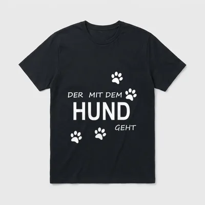 Der Mit Dem Hund T-Shirt 1118 – Schriftzug DER MIT DEM HUND GEHT mit weißen Pfotenabdrücken – Klassisches T-Shirt in Schwarz