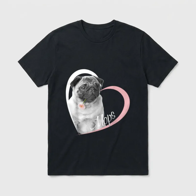Ich liebe Mops süßer T-Shirt – Schwarz-weißer Mops mit Blume im Mund vor rosa Herzform – Klassisches T-Shirt in Schwarz