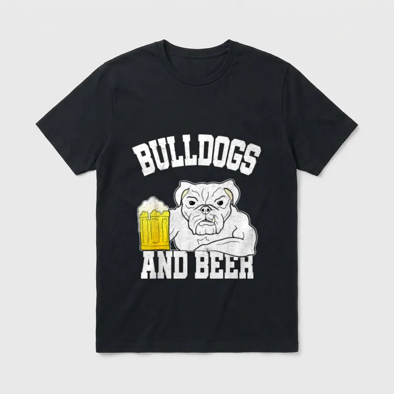 Bulldogge Bier T Lustig T-Shirt – Bulldogge hält gelben Bierkrug, Text BULLDOGS AND BEER – Klassisches T-Shirt in Schwarz