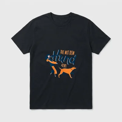 Die mit dem Hund T-Shirt 1222 – Frau mit orangefarbener Hose führt Hund unter Schriftzug – Klassisches T-Shirt in Schwarz