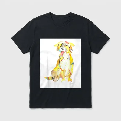 Bunter Hund T-Shirt – Sitzender Hund in bunten Abstraktionsfarben mit roter Zunge – Klassisches T-Shirt in Schwarz