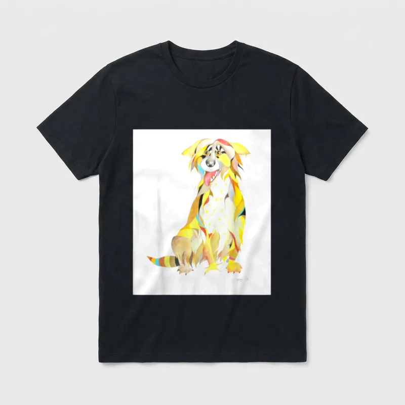 Bunter Hund T-Shirt – Sitzender Hund in bunten Abstraktionsfarben mit roter Zunge – Klassisches T-Shirt in Schwarz