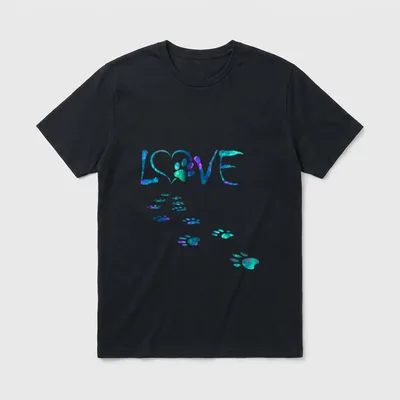 Batikfärbung Cyan Blau Violett T-Shirt – LOVE Schrift mit Herz-Pfote und blauen Batik-Pfoten – Klassisches T-Shirt in Schwarz