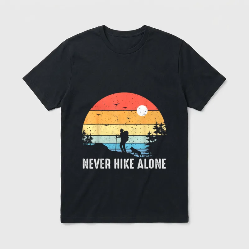 Never Hike Alone Hundebesitzer T-Shirt – Klassisches T-Shirt in Schwarz