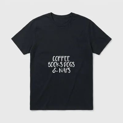 Kaffee Bücher Hunde T-Shirt – Weißer Schriftzug Coffee Books Dogs and Naps auf dunklem Grund – Klassisches T-Shirt in Schwarz