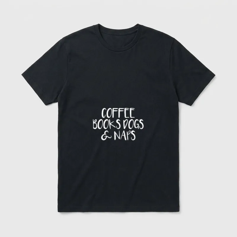 Kaffee Bücher Hunde T-Shirt – Weißer Schriftzug Coffee Books Dogs and Naps auf dunklem Grund – Klassisches T-Shirt in Schwarz