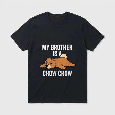 Mein Bruder ist T-Shirt – Cartoon Chow Chow Hund liegend mit englischem Text – Klassisches T-Shirt in Schwarz