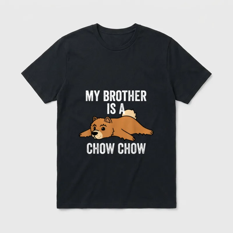 Mein Bruder ist T-Shirt – Cartoon Chow Chow Hund liegend mit englischem Text – Klassisches T-Shirt in Schwarz