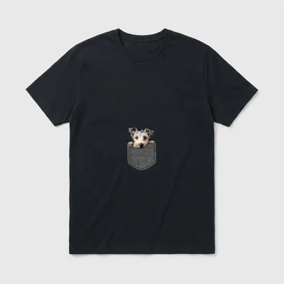 Hund in Brusttasche Pumi T-Shirt – Drahthaariger Hund schaut aus grauem Denim-Fach hervor – Klassisches T-Shirt in Schwarz